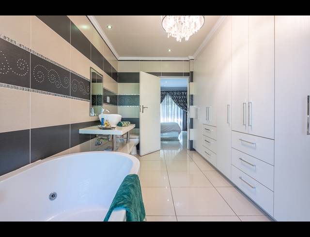 6 BEDROOM HOUSE FOR SALE IN FLAMWOOD